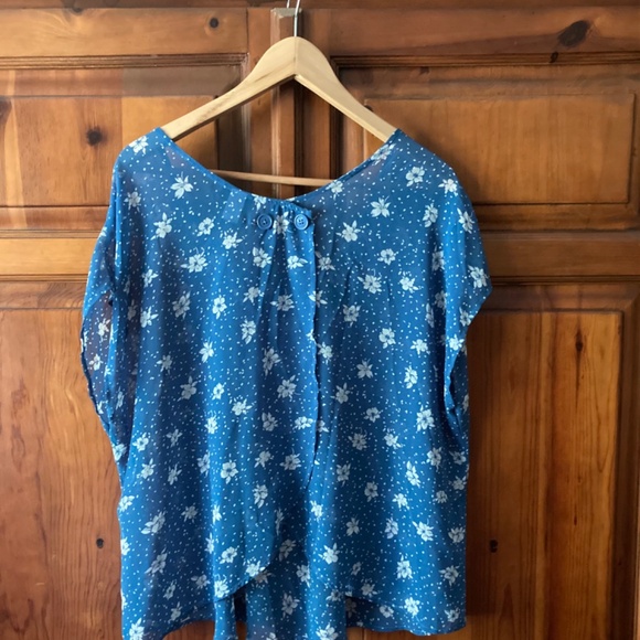 Torrid Blue Chiffon floral blouse Size 0X - Picture 2 of 3